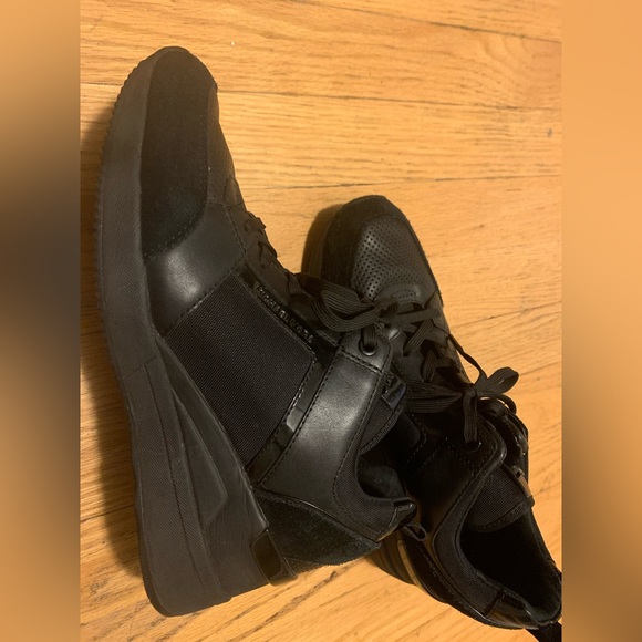 Michael Kors womens size 8 sneakers in black - Picture 2 of 5